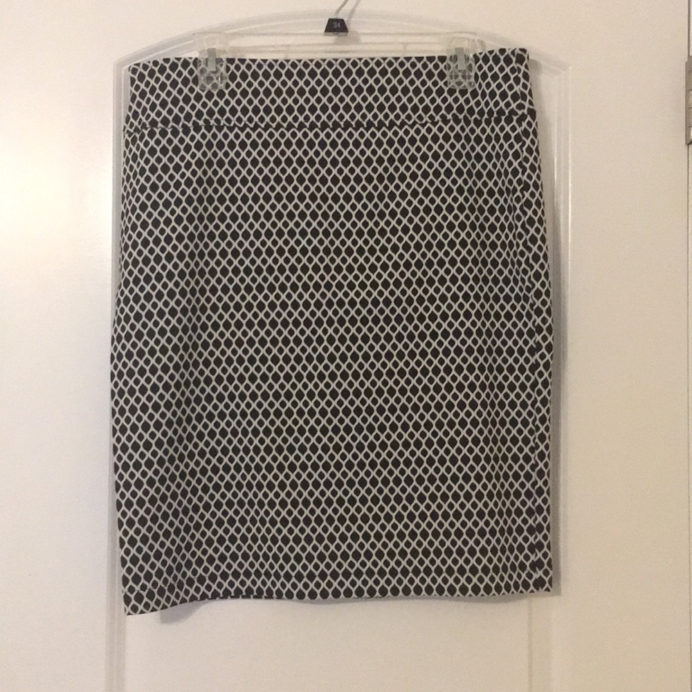 Black and white pattern skirt size large